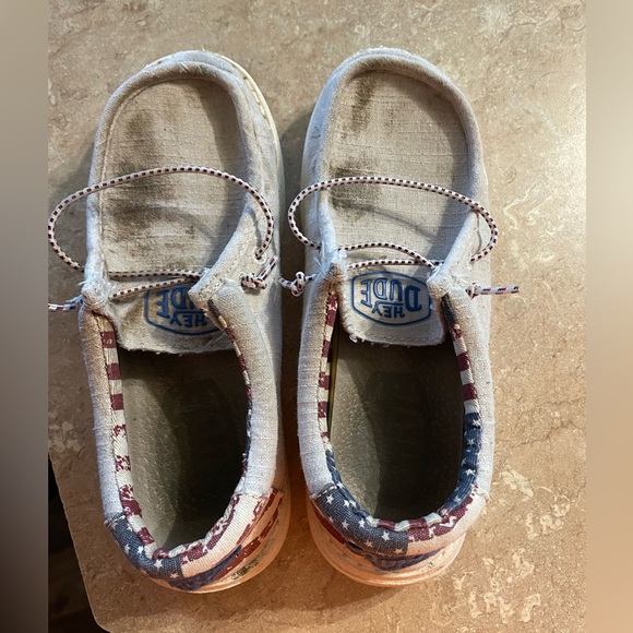 Size 3-4 Hey Dudes - Picture 1 of 5